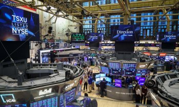 S&P 500 отстъпи от рекордното ниво, повлечен от акциите на JPMorgan