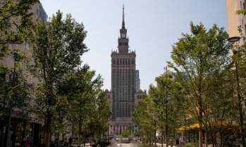 Полша смекчава данъчното бреме за средната класа преди изборите догодина