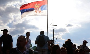 Защо ЕС закъснява с реакцията си в Сърбия?