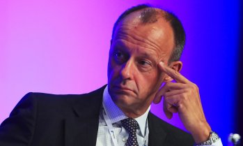Германците избират Меркел пред Мерц при справянето с настоящите проблеми на страната