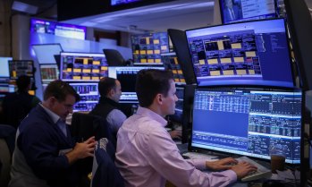 S&P 500 се покачва леко, докато цените на петрола продължават да спадат*