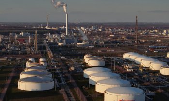 Блокадата на Ормуз е свила добива на петрол от ОПЕК с 30% и заплашва ръста на търсенето