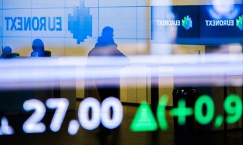 Европейските фондови пазари затварят с повишения, следейки ходовете на централните банки