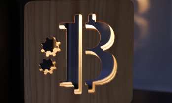 Биткойнът си върна позицията над 90 хил. долара, но трейдърите още са в отбрана