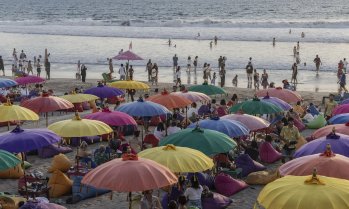 Бали обмисля забрана на Airbnb заради свръхтуризма