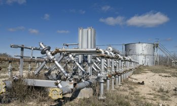 Високите цени на петрола носят рекордни печалби, но Big Oil не бърза да ги харчи