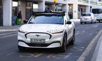Stellantis,  Wayve Technologies и Uber се обединяват за масово навлизане на роботизирани таксита