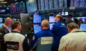 Dow Jones прибави близо 600 пункта и изтри загубите от петък