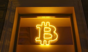 Цената на биткойна е в режим на свободно падане, след като потъна под 90 хил. долара