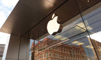 Приходите на Apple надхвърлиха очакванията, но акциите са под натиск заради слаби прогнози