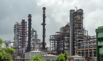 Прогнозите за свръхпредлагане тласкат цената на петрола нагоре*