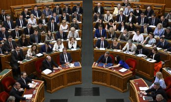 Унгарските депутати свалят президента с промяна на конституцията