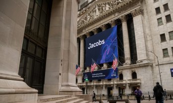 S&P 500 достига нов рекорден връх, Wall Street продължава силната седмица*