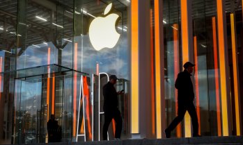 Apple за кратко се превърна във втората компания, достигнала 5 трлн. долара капитализация