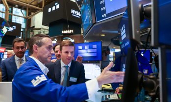 S&P 500 и Nasdaq Composite бележат ръст, цената на петрола леко спада*