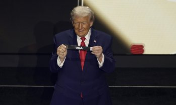 Засилващата се буря във Вашингтон подхранва външнополитическите залози на Тръмп