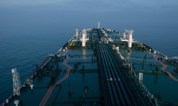Русия увеличава количествата петрол, доставяни по Северния морски път