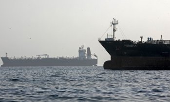 Оператори на кораби предлагат щедри бонуси, за да накарат екипажите да плават през Ормуз