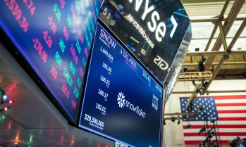 S&P 500 отстъпи от рекорда, но затваря трета поредна седмица на зелена територия