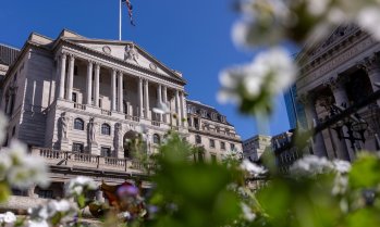 Английската централна банка понижи лихвения процент с историческо прегласуване