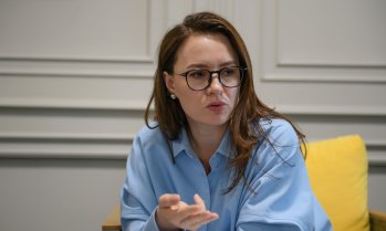 Зеленски освобождава украинския премиер като част от по-широко преструктуриране на кабинета