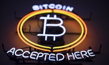 Цената на биткойна удари 21-месечно дъно, притисната от Strategy и Фед