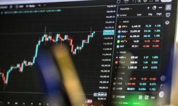 Криптоборсите изпратиха 2025 г. с едни от най-големите търгувани обеми средно за месец