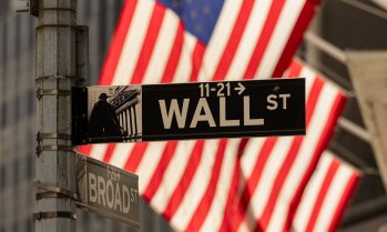 Wall Street затваря със спад на фона на скъпия петрол и спада при компании, свързани с&nbsp;AI