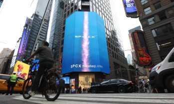 SpaceX води преговори за достъп до 80 хил. клетки в САЩ за нова мобилна мрежа