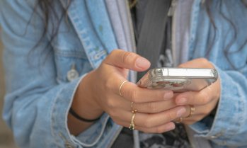Социалните мрежи в Австралия се провалят още при първата стъпка на проверката на възрастта