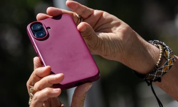 Великобритания иска Apple и Google да блокират изображения с голота на устройствата на децата
