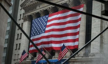 S&P 500 затвори със спад, но отбеляза най-добрата си седмица от ноември