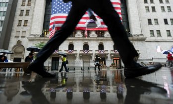 Dow се понижава с над 400 пункта, цените на петрола се покачват*
