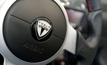 Tesla иска да реанимира автомобилния си бизнес чрез демонстрация с летяща кола