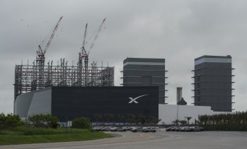 Мъск се възползва от инерцията на SpaceX, защитавайки идеята за сливане с Tesla