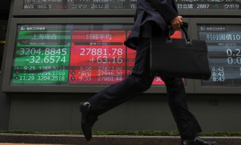 Dow Jones и S&P 500 затварят с рекорди като инвеститорите избягаха от технологичните акции