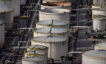Цената на петрола остава нестабилна след новите удари в Близкия изток*