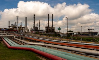 Цената на петрола се стабилизира на фона на признаците за излишък на пазара*