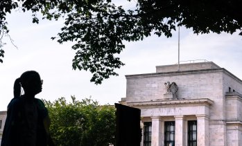 Упоритата инфлация подлага на изпитание решимостта на Фед