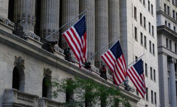 Dow се покачи със 100 пункта, отбелязвайки най-силното си първо полугодие от 5 години