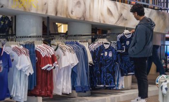 Продажбите на дребно във Великобритания се възстановяват