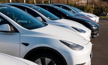 Tesla&nbsp;промени името на своя асистент за шофиране в Европа след критики