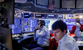 Wall Street се възстановява след разпродажбите, предизвикани от Федералния резерв