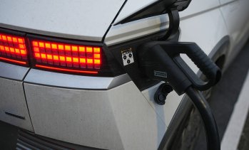 Продажбите на електромобили в света са нараснали с най-бавния си темп от февруари 2024 г.