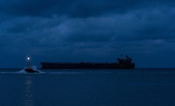 Иран затяха контрола над Ормузкия проток с пропускателни пунктове, дипломатически сделки и такси