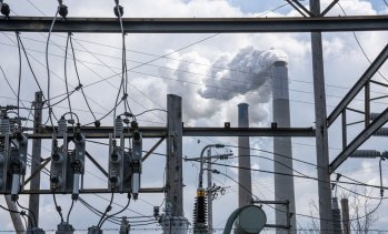Притисната от войната Украйна не просто модернизира енергетиката си, а я изгражда наново