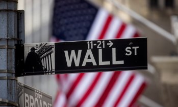 Dow Jones изгуби над 650 пункта при скъп петрол и вълни от разпродажби