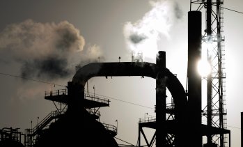 Петролът поевтинява, след като Иран и Оман постигнаха споразумение за Ормузкия проток*