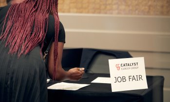 Седмичните молби за помощи при безработица в САЩ се увеличават със слаб темп