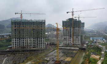 И след присъдата на основателя на Evergrande имотният сектор в Китай продължава да затъва 
